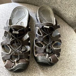 Reliable and confortable black Keen slides - women’s size 7.5